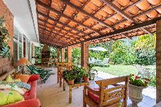 Casa em  - Casa com Piscina, Churrasqueira, Jogos e Lareira