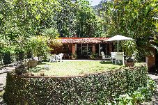 Casa em  - Casa com Piscina, Churrasqueira, Jogos e Lareira