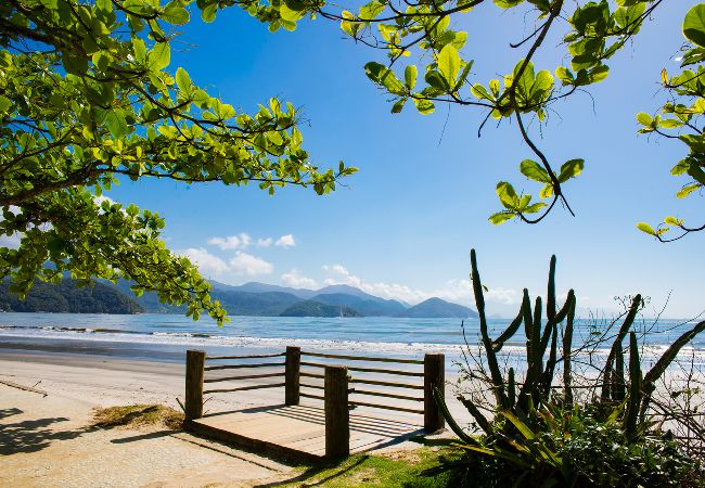 Apartamento em Ubatuba - Loft com Smart TV e Ar próximo à Praia do Itaguá