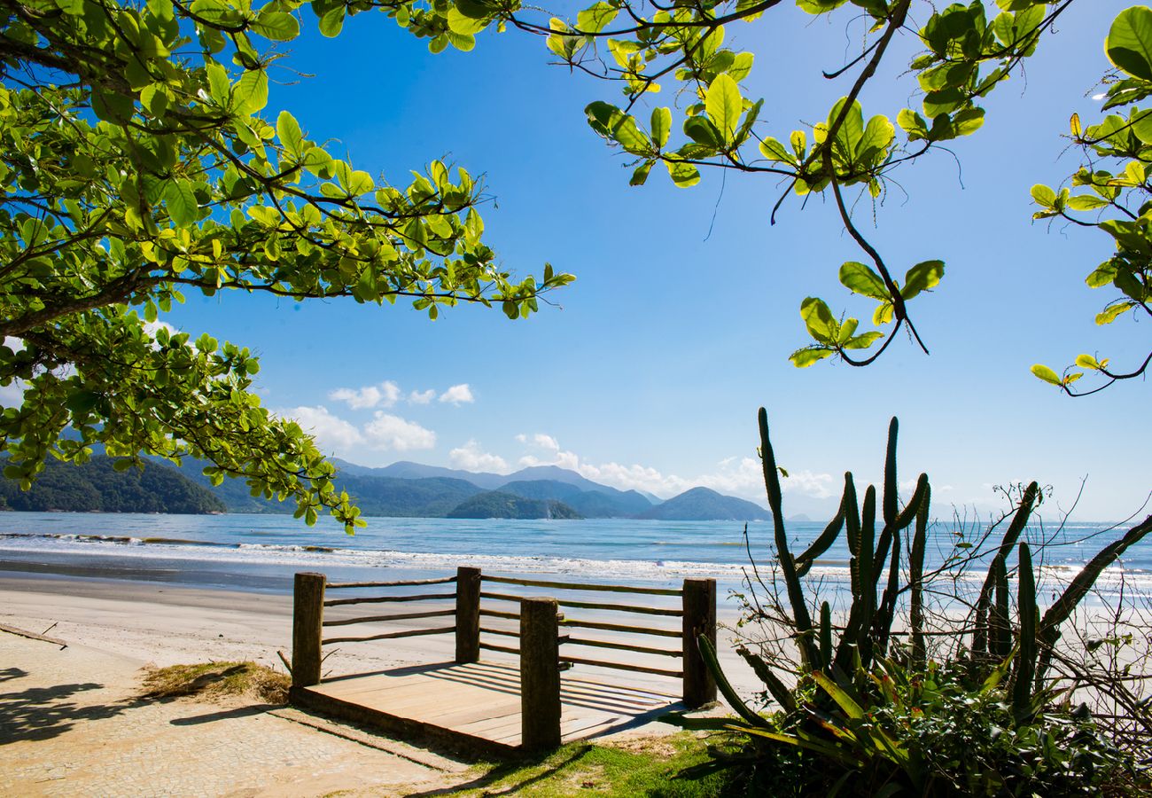 Apartamento em Ubatuba - Loft c Ar, Smart Lock e Wi-Fi no coração do Itaguá