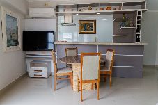 Apartamento em Caraguatatuba - Apto Pet Friendly Beira-Mar com Piscina e Garagem