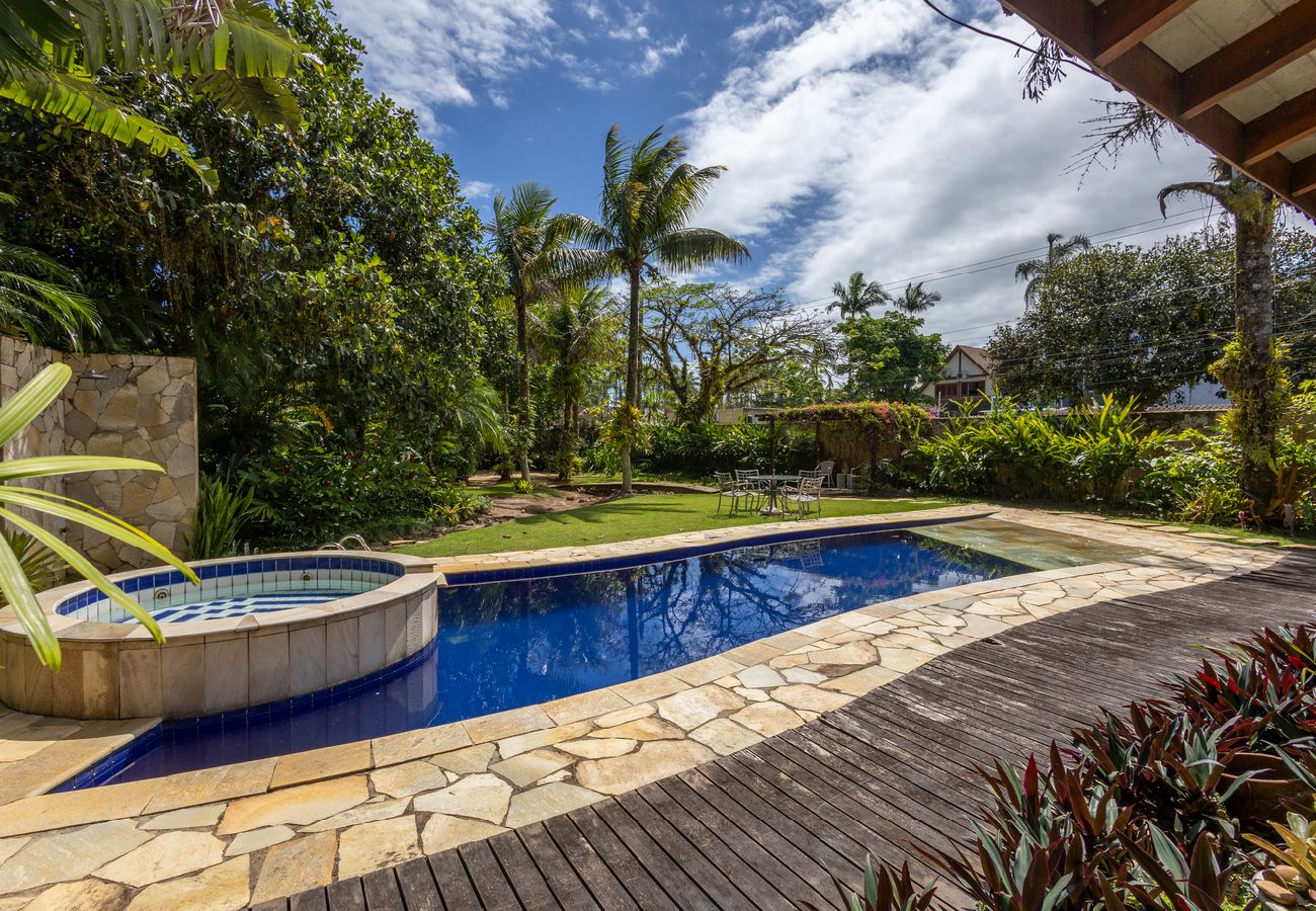 Casa em São Sebastião - Casa Alto Padrão com 5 Suítes e Jacuzzi Privativa