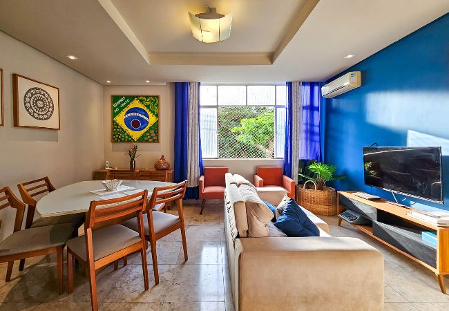 Apartamento em  - Apto com 3 quartos, Ar e Wi-Fi a 100m da Praia 