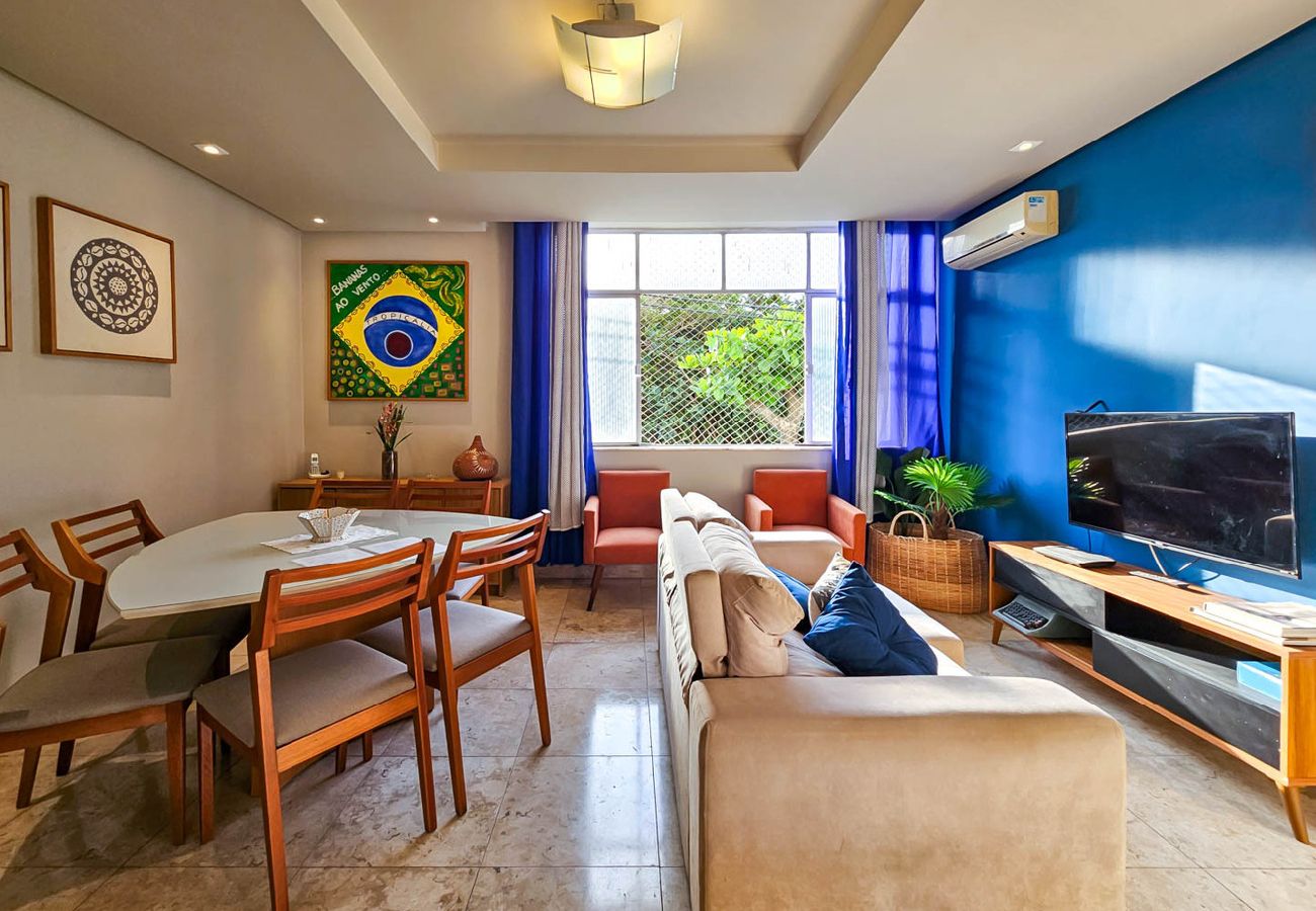 Apartamento em  - Apto com 3 quartos, Ar e Wi-Fi a 100m da Praia 