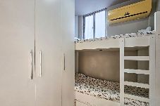 Apartamento em  - Apto com 3 quartos, Ar e Wi-Fi a 100m da Praia 