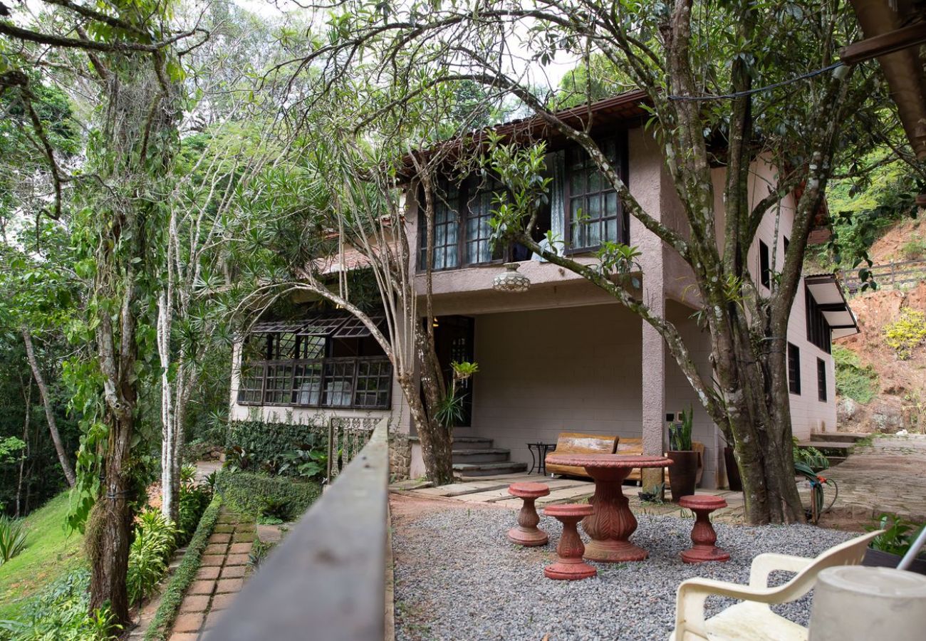 Casa em Domingos Martins - Casa Pet Friendly c 3 suítes, Lareira e Natureza