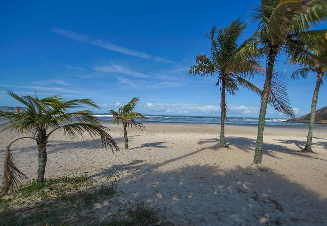 Apartamento em Guarujá - Apto com Garagem e Ar-condicionado a 600m da Praia