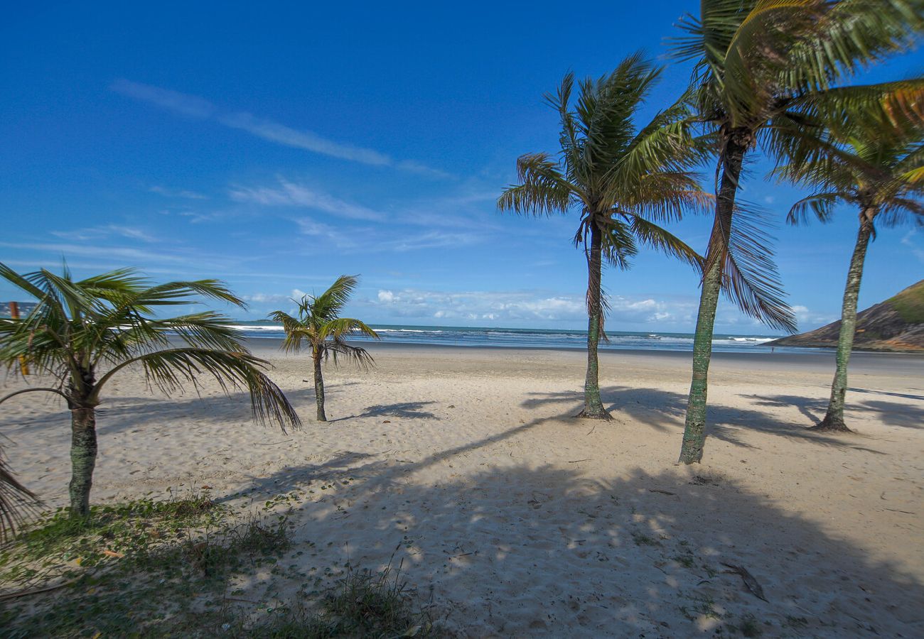 Apartamento em Guarujá - Apto com Garagem e Ar-condicionado a 600m da Praia