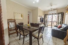 Apartamento em Guarujá - Apto com Garagem e Ar-condicionado a 600m da Praia