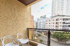 Apartamento em Guarujá - Apto com Garagem e Ar-condicionado a 600m da Praia