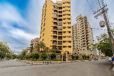 Apartamento em Guarujá - Apto com Garagem e Ar-condicionado a 600m da Praia