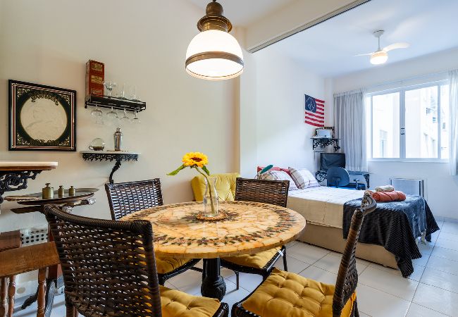 Apartamento em Rio de Janeiro - Loft com Ar Condicionado e Wi-fi a 140m da Praia