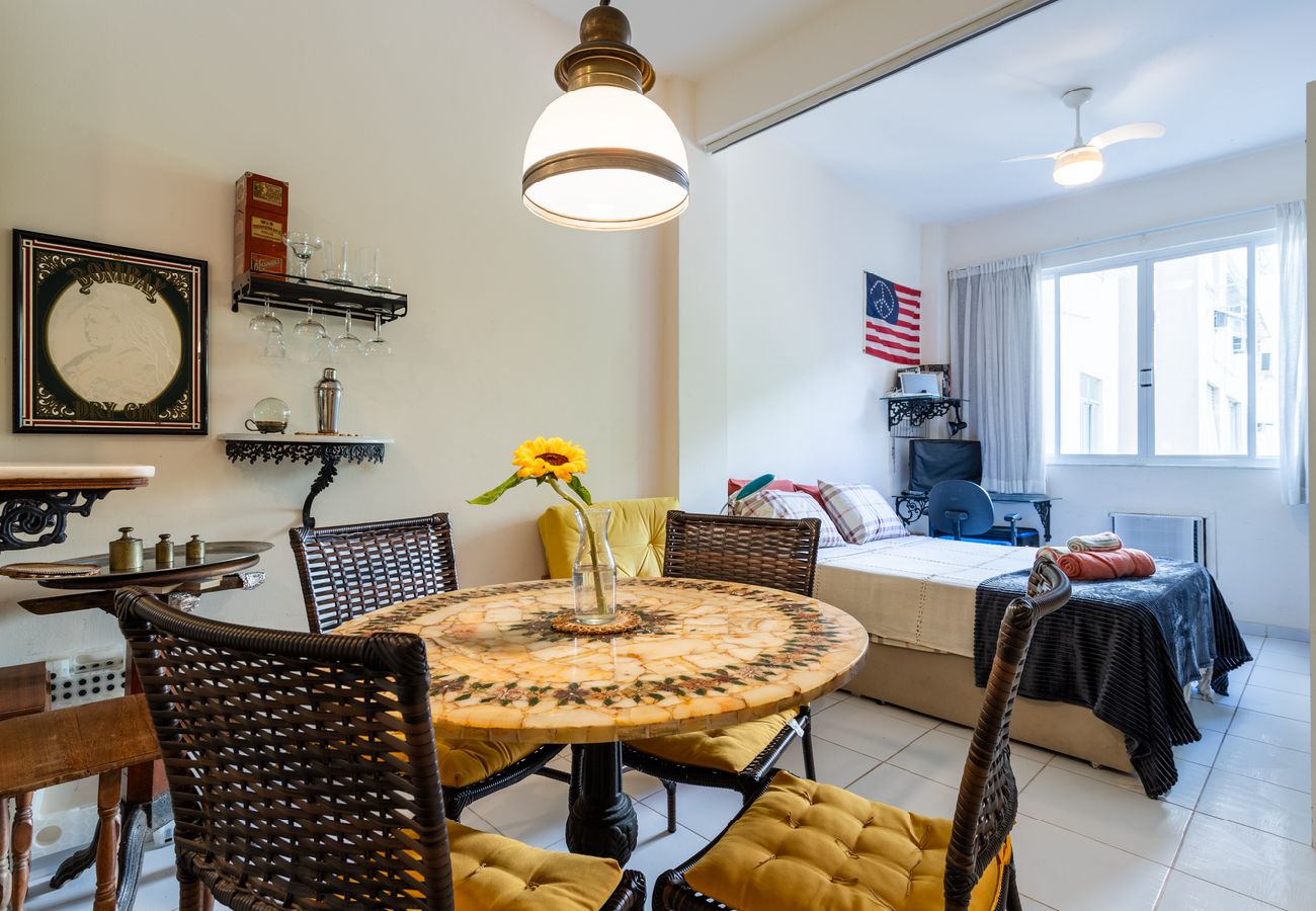 Apartamento em Rio de Janeiro - Loft com Ar Condicionado e Wi-fi a 140m da Praia