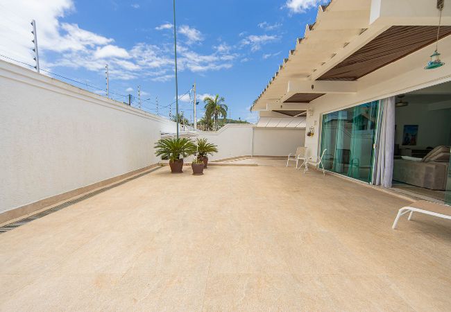 Casa em Guarujá - Incrível e Ampla Casa a 200m da Praia da Enseada