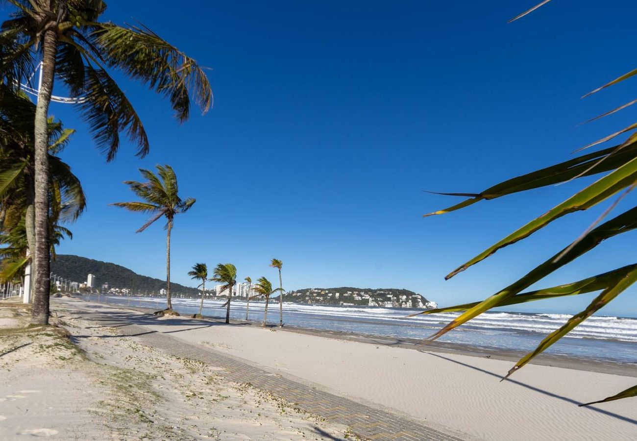 Casa em  - Casa Pet Friendly com 3 suítes a 300m da praia