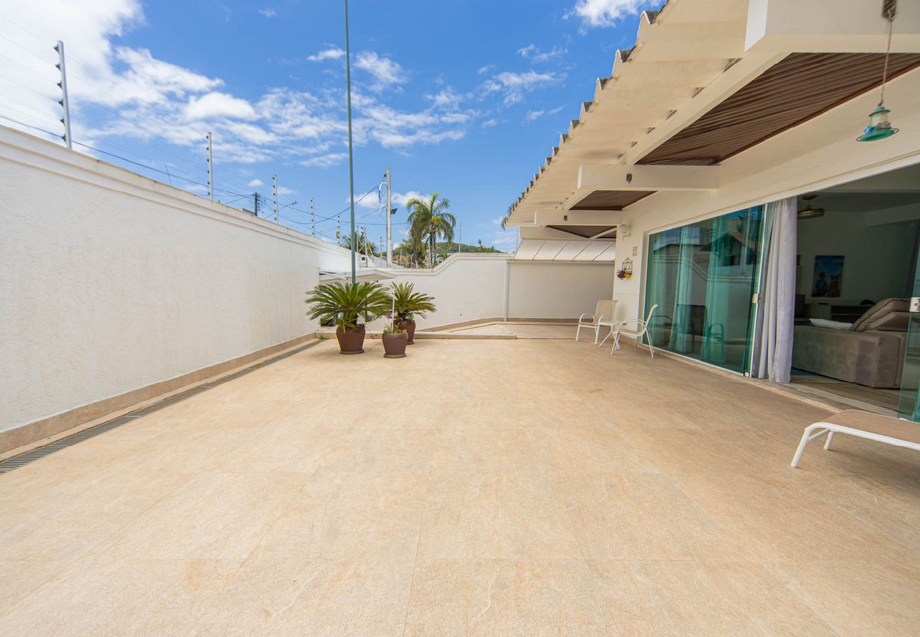 Casa em Guarujá - Incrível e Ampla Casa a 200m da Praia da Enseada