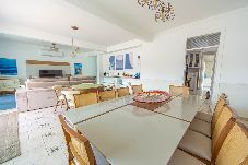 Casa em  - Casa Pet Friendly com 3 suítes a 300m da praia