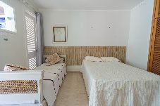 Casa em  - Casa Pet Friendly com 3 suítes a 300m da praia