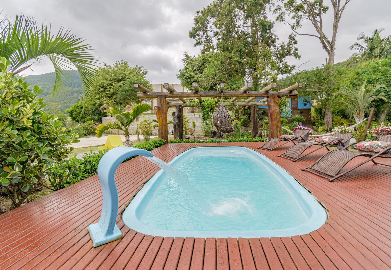 Casa em Governador Celso Ramos - Casa com Piscina, Churrasqueira e Salão de Jogos