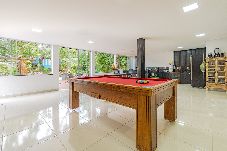 Casa em Governador Celso Ramos - Casa com Piscina, Churrasqueira e Salão de Jogos