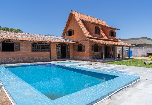 Casa em Cabo Frio - Casa com Piscina, Churrasqueira e Garagem