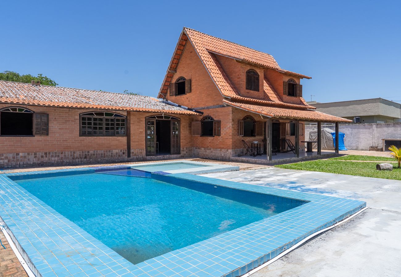 Casa em Cabo Frio - Casa com Piscina, Churrasqueira e Garagem