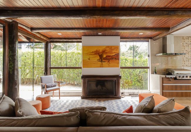 Casa em Ibiúna - Casa de Campo Alto Padrão com Piscina e Jacuzzi