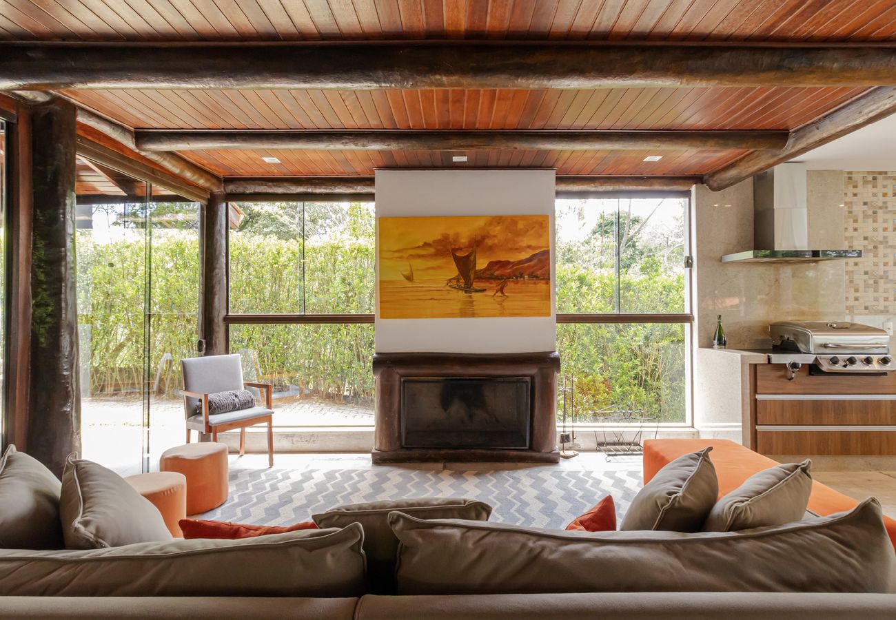 Casa em Ibiúna - Casa de Campo Alto Padrão com Piscina e Jacuzzi