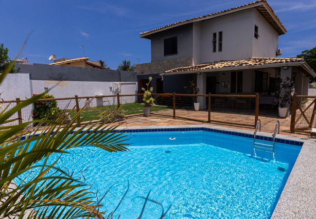 Casa em Lauro de Freitas - Casa com Wi-Fi, Piscina e Garagem a 550m da Praia