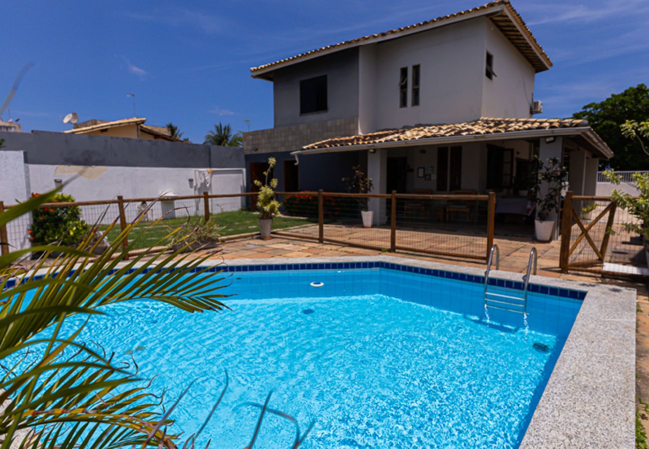Casa em Lauro de Freitas - Casa com Wi-Fi, Piscina e Garagem a 550m da Praia