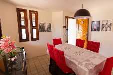 Casa em Lauro de Freitas - Casa com Wi-Fi, Piscina e Garagem a 550m da Praia