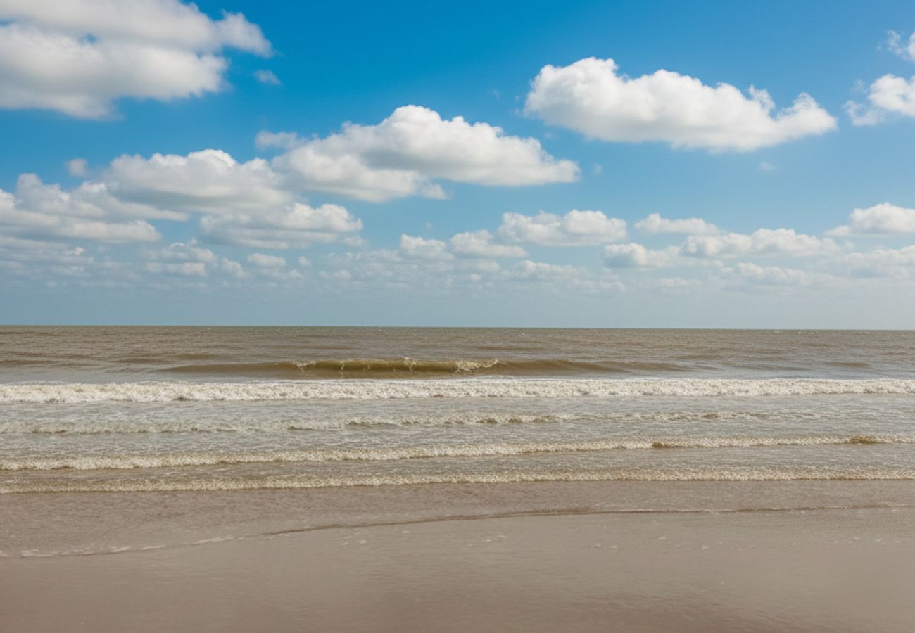 Casa em Rio Grande - Casa com Churrasqueira, Quintal, Ar Cond e Garagem