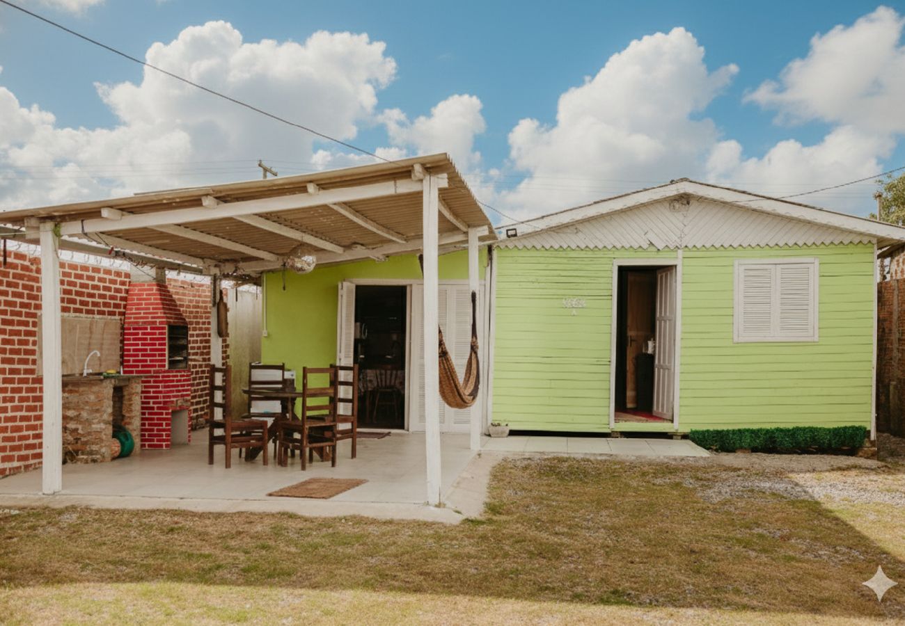Casa em Rio Grande - Casa com Churrasqueira, Quintal, Ar Cond e Garagem
