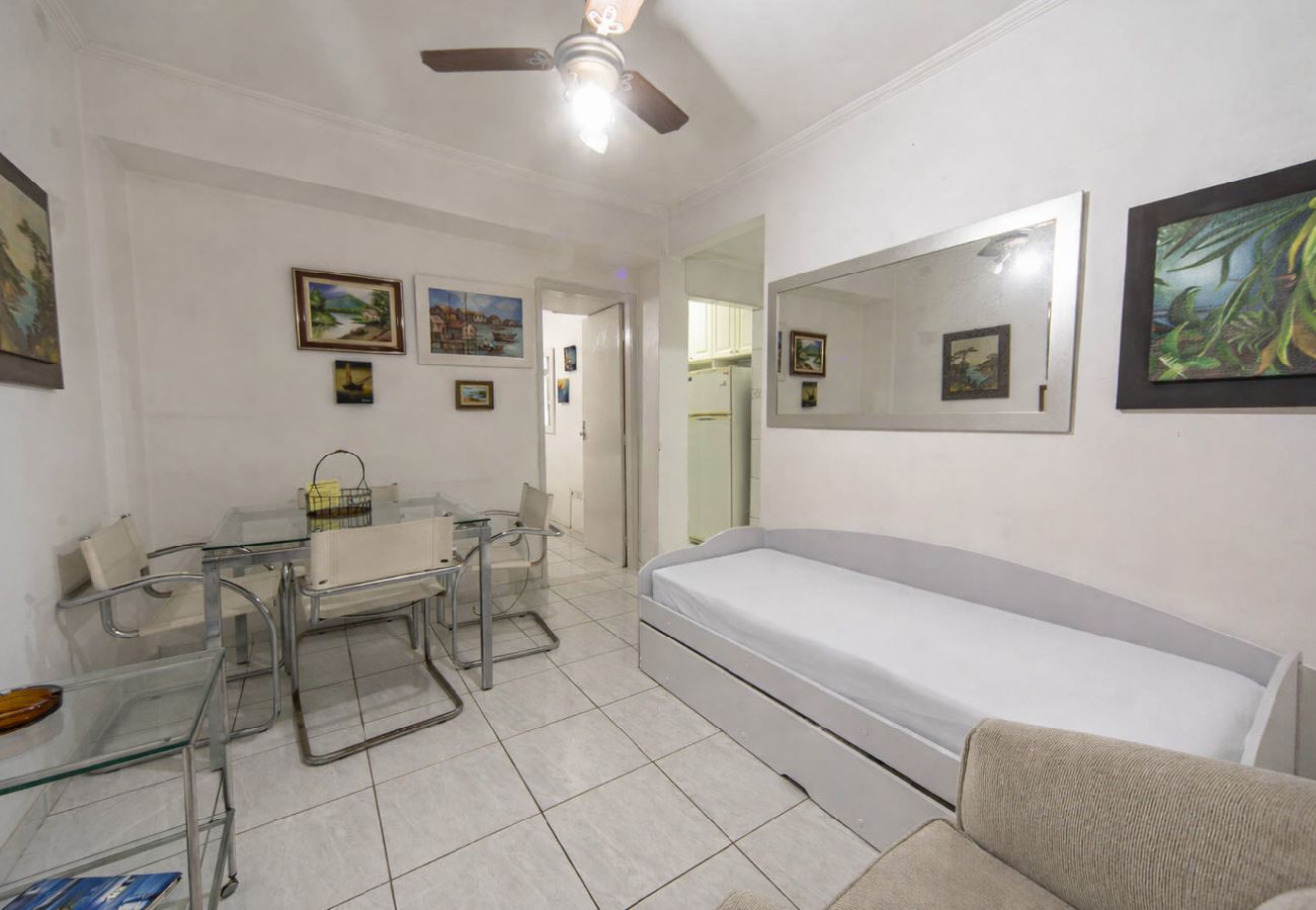 Apartamento em Santos - Apto com Wi Fi e Garagem a 240 metros da Praia