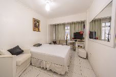 Apartamento em Santos - Apto com Wi Fi e Garagem a 240 metros da Praia