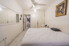 Apartamento em Santos - Apto com Wi Fi e Garagem a 240 metros da Praia