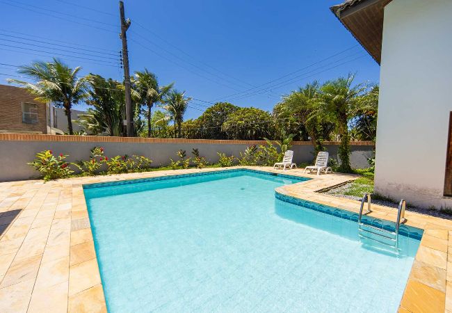 Casa em Guarujá - Casa c Piscina e Churrasqueira em Condomínio