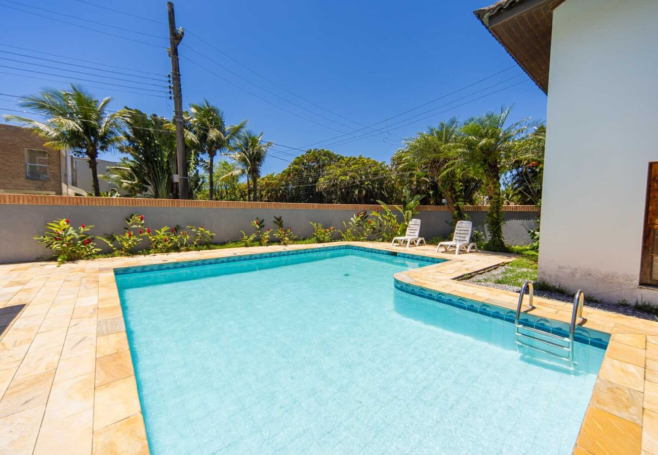Casa em Guarujá - Casa c Piscina e Churrasqueira em Condomínio