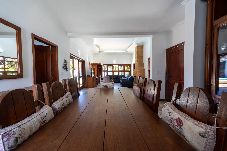 Casa em Guarujá - Casa c Piscina e Churrasqueira em Condomínio