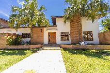Casa em Guarujá - Casa c Piscina e Churrasqueira em Condomínio
