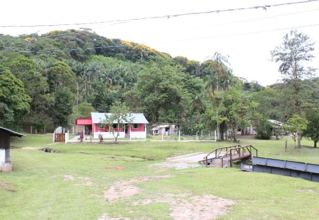 Casa em Paranaguá - Casa de Campo com Churrasqueira e Fogão a Lenha