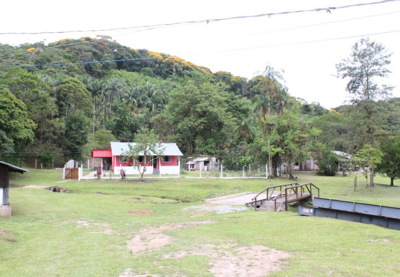 Casa em Paranaguá - Casa de Campo com Churrasqueira e Fogão a Lenha