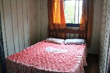 Casa em Paranaguá - Casa de Campo com Churrasqueira e Fogão a Lenha