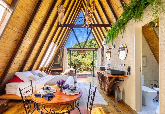 Chalé em  - Chalé Alcântara: Jacuzzi, Lareira e Deck com Vista