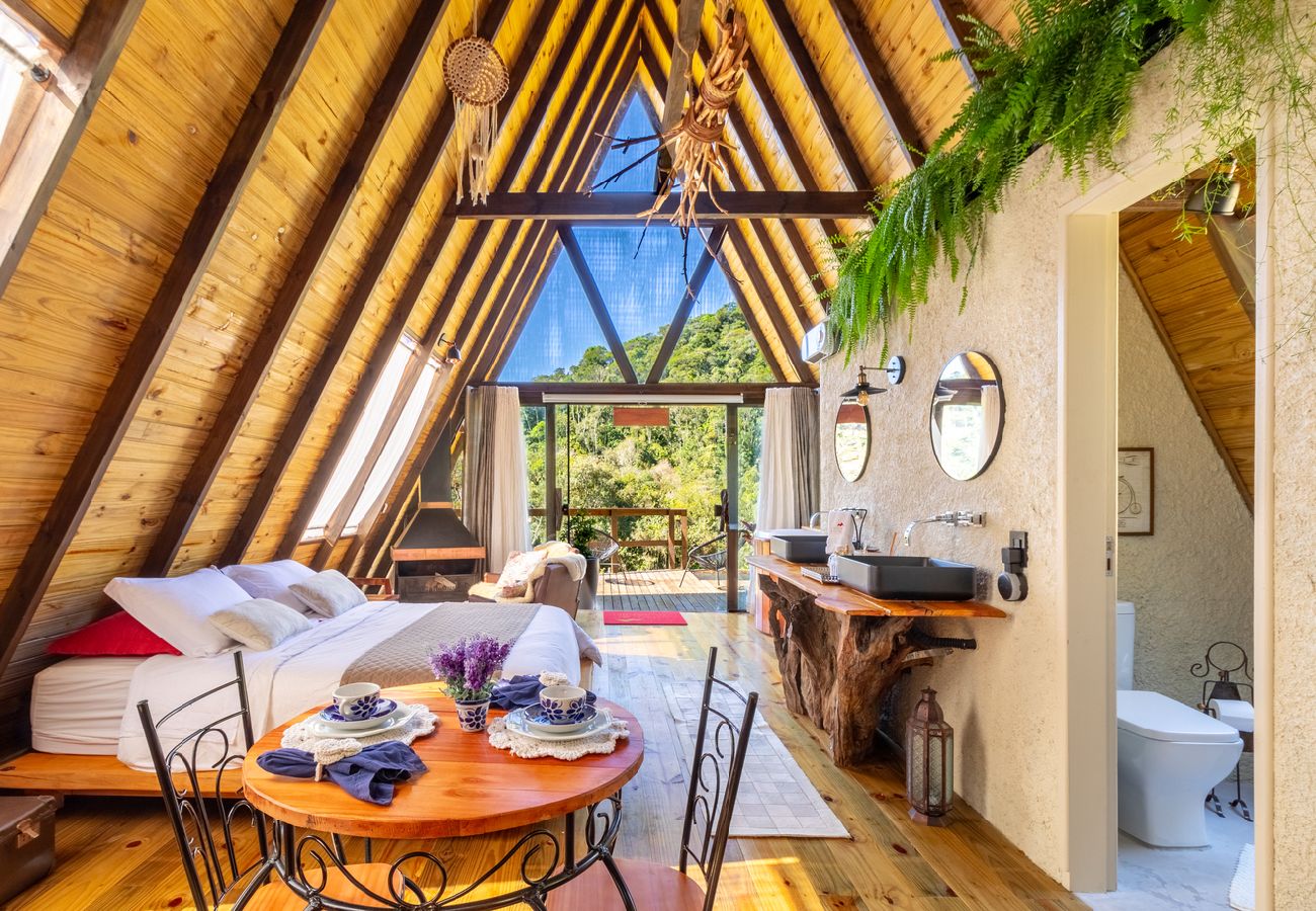 Chalé em  - Chalé Alcântara: Jacuzzi, Lareira e Deck com Vista