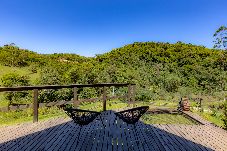 Chalé em  - Chalé Alcântara: Jacuzzi, Lareira e Deck com Vista