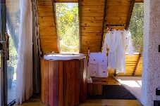 Chalé em  - Chalé Alcântara: Jacuzzi, Lareira e Deck com Vista