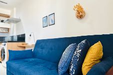 Apartamento em  - Studio Pet Friendly no Centro c Garagem e Varanda 