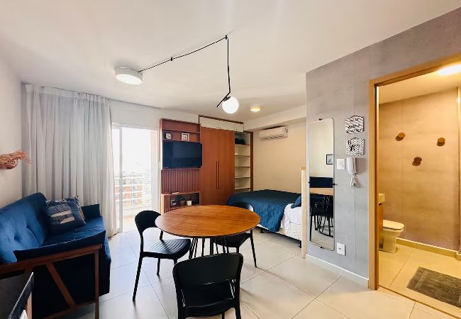 Apartamento em  - Studio no Centro com Academia, Piscina e Varanda 