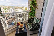 Apartamento em Juiz de Fora - Studio Pet Friendly c Garagem e Varanda no Centro